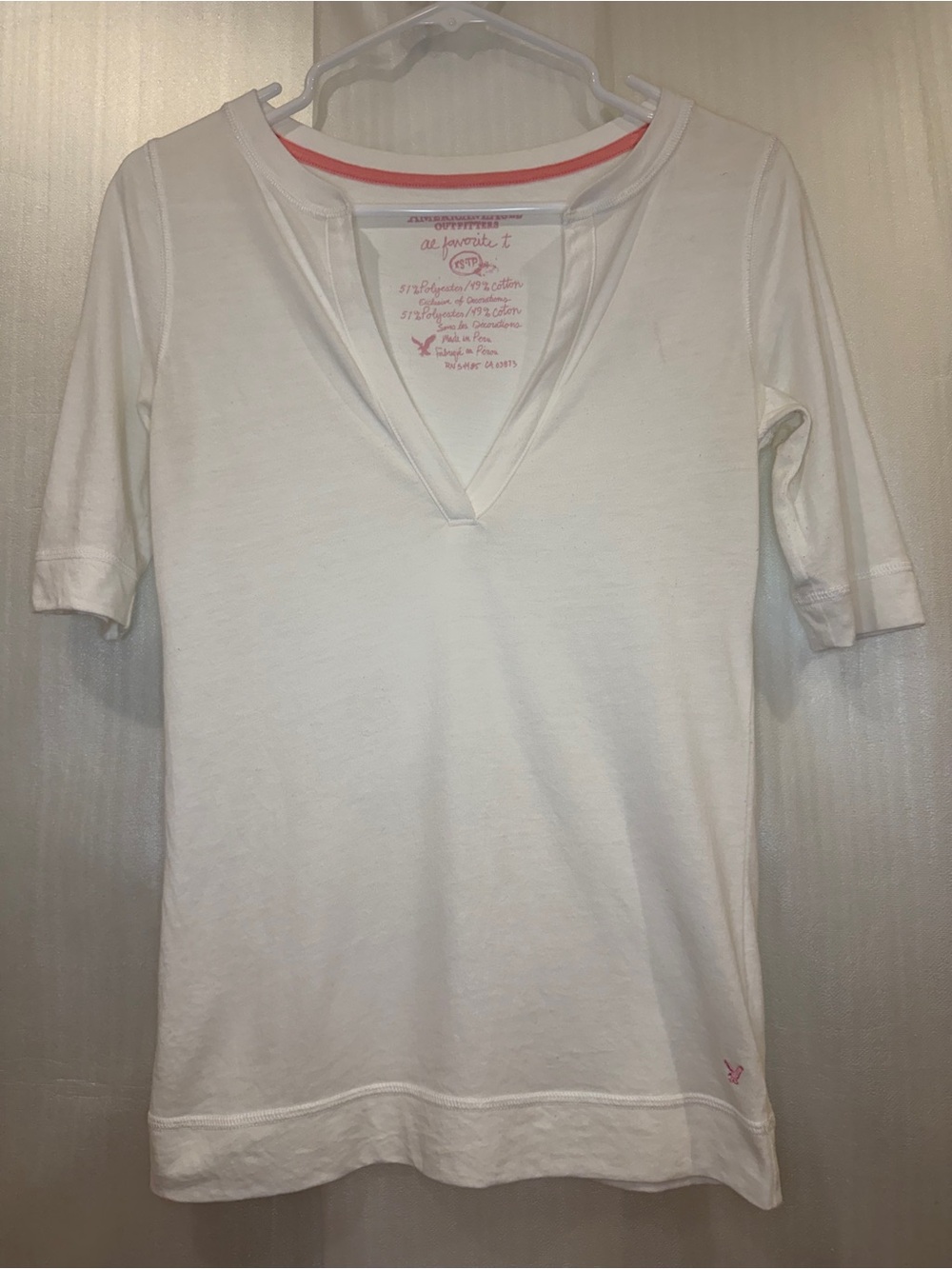 American Eagle AE Favorite T White V-Notch Tee Elbow Sleeve with Pink Trim XS